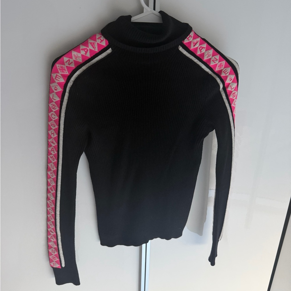 CHANEL Black Top with Pink Geometric Accents - Picture 2 of 3